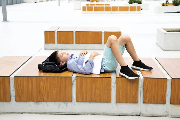 Adolescente Cansado Estudante Dorme Após Aula Pátio Escola Campus Banco — Fotografia de Stock