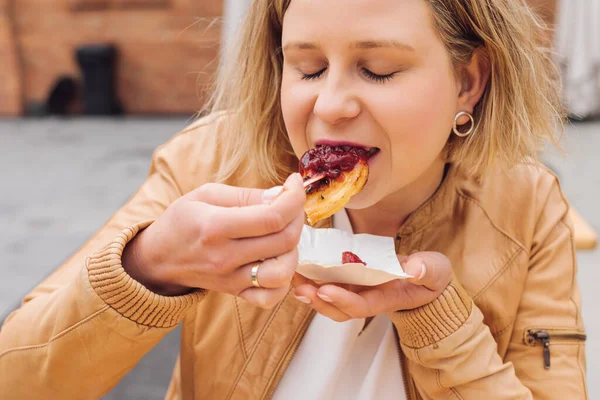 Blonde Woman Enjoys Taste Fried Cheese Spring Day City Cafe — Stok Foto