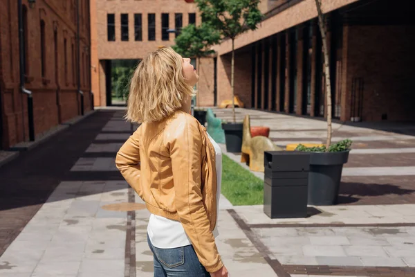 Молодая Блондинка Интересом Смотрит Архитектурные Здания Улицах Города Жизнь Прекрасна — стоковое фото