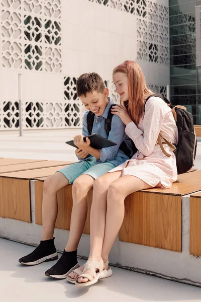 Largometraje Completo Dos Hermanos Adolescentes Jóvenes Usando Tableta Digital Cerca —  Fotos de Stock