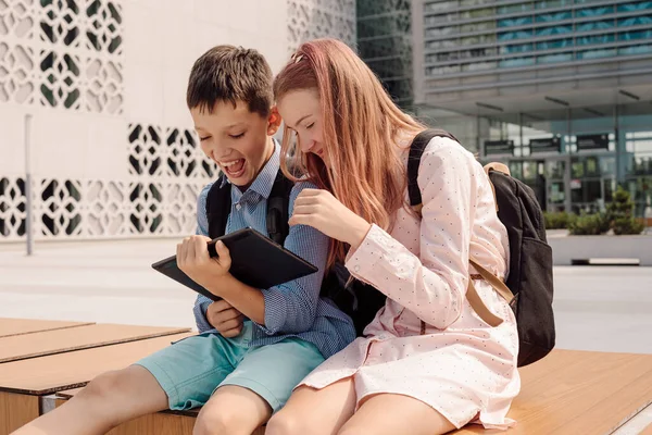 Filmagem Completa Dois Jovens Irmãos Adolescentes Usando Tablet Digital Perto — Fotografia de Stock