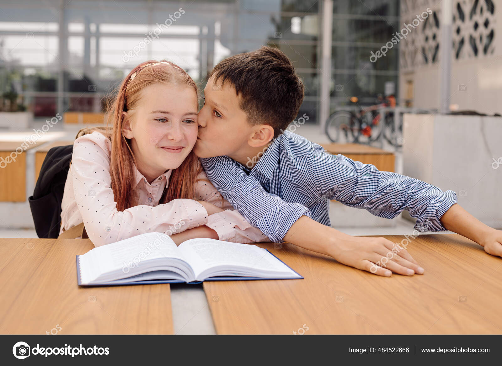 Поцелую в школе. Поцелую в школе. Школьники поцелуй. Поцелую в школе. Школьники поцелуй.