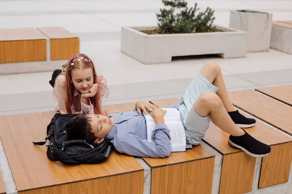 Crianças e crianças em idade escolar se divertem depois da escola com mochilas nas costas — Fotografia de Stock