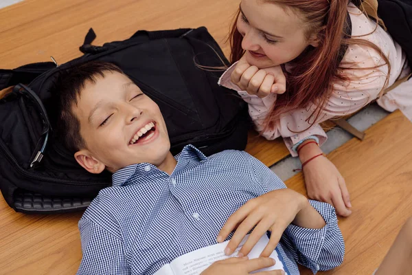 Bambini e scolari si divertono dopo la scuola con gli zaini sulla schiena — Foto Stock