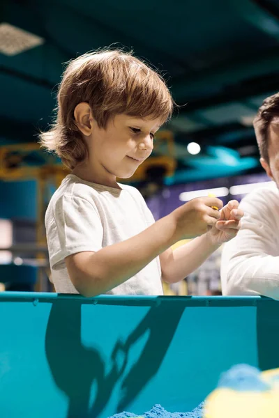 Lächelndes Baby Bekommt Taktiles Vergnügen Beim Spielen Mit Kinetischem Sand — Stockfoto