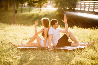 Genç, sıska bir kadın, kişisel esneme eğitimi, spor yaşam tarzı...