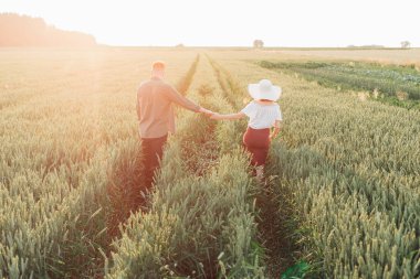 Mutlu çift yaz akşamları el ele tutuşarak tarlalarda yürüyor. Onlar mutlu geleceğe gidiyorlar. Aşk ve mutluluk. Karşılıklı anlayış. Hayatın mutlu anları. Şefkat ve güven. Yaşam biçimi.