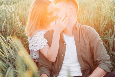 Genç ve güzel bir çift uzun otların arasında otururken birbirlerine sonsuz bir şefkat gösterirler. Sevgi ve şefkat. Hayatın güzel anları. Gençlik ve güzellik. Huzur ve dikkatsizlik. 