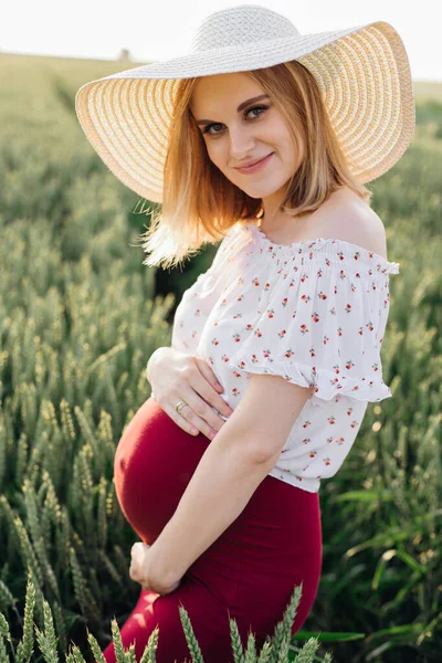 Retrato Una Joven Embarazada Con Sombrero Paja Caminando Naturaleza Día — Foto de Stock