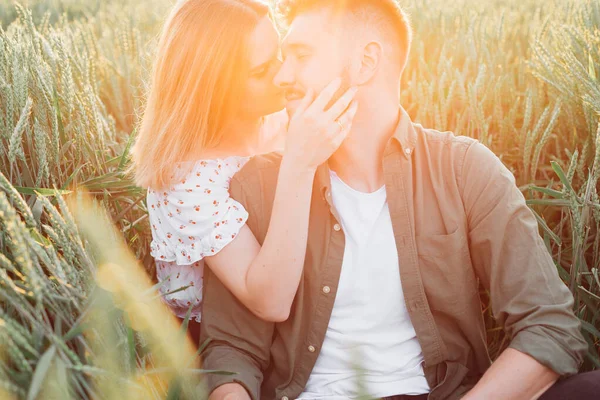 Schönes Junges Paar Strahlt Grenzenlose Zärtlichkeit Füreinander Aus Wenn Auf — Stockfoto