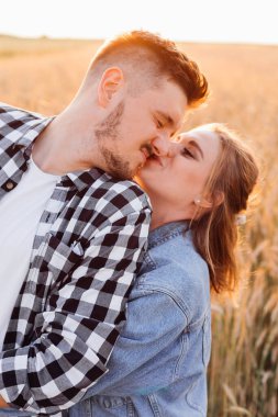 Genç mutlu çift doğa yürüyüşü sırasında birbirlerine sevgi ve mutluluk veriyor. Aşk ve mutluluk. İnsan ilişkileri. Karşılıklı anlayış. Aile değerleri. Hayatın mutlu anları.