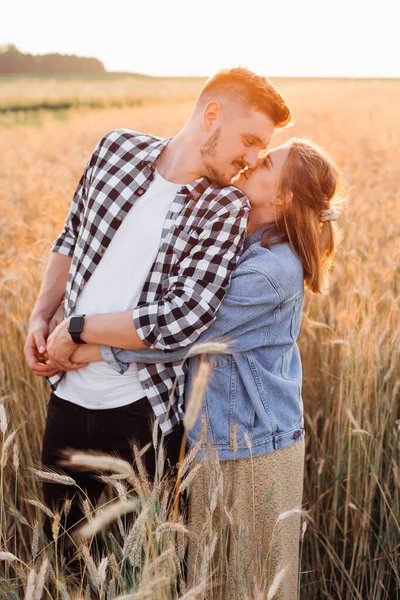 Tempo Raggi Tramonto Sole Estivo Creato Amore Tenerezza Coppia Incinta — Foto Stock