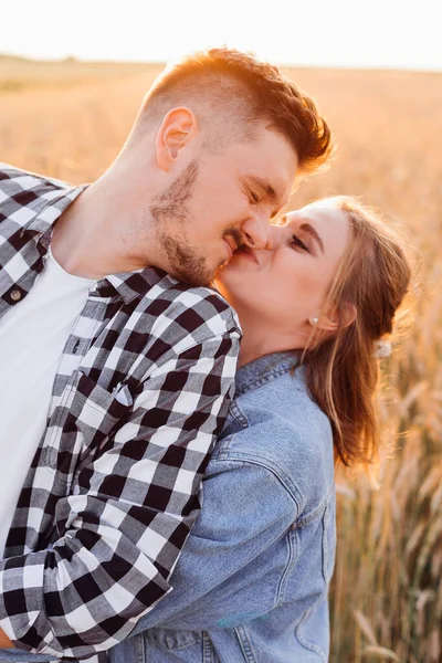 Giovane Coppia Felice Amore Felicità Durante Passeggiata Nella Natura Amore — Foto Stock