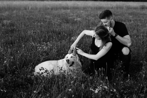 Foto Bianco Nero Una Giovane Coppia Incinta Che Cammina Con — Foto Stock