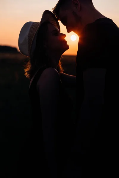 浪漫漫步的夕阳西下 快乐恋人的轮廓 Honeymoon 幸福和宁静 温柔和浪漫 日落了与自然的统一 生活方式 — 图库照片