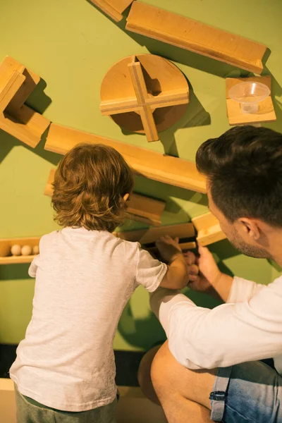 Pai Filho Estão Ocupados Construindo Estrutura Feita Partes Grandes Centro — Fotografia de Stock