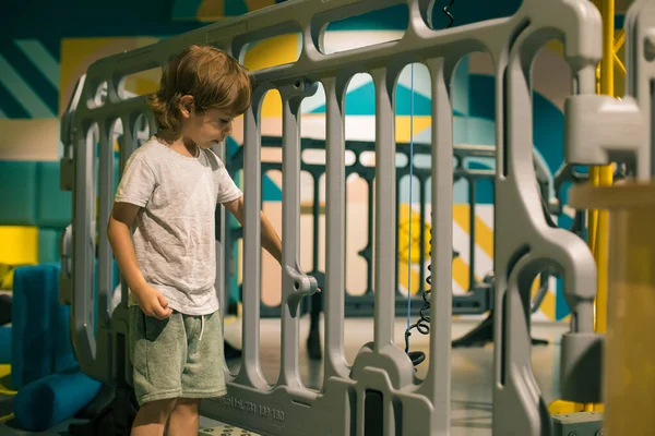 Ragazzo Gioca Con Cantiere Bambini Animazione Bambini Centro Giochi Cambio — Foto Stock