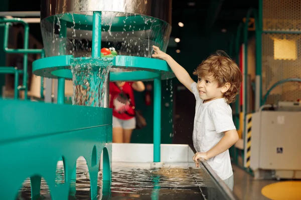 Αγόρι Παίζει Νερό Στον Εξοπλισμό Του Παιδικού Νερού Στο Κέντρο — Φωτογραφία Αρχείου