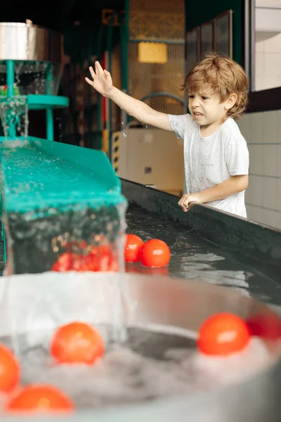 Αγόρι Είναι Αναστατωμένο Που Παίζει Κόκκινες Μπάλες Στο Νερό Ευτυχισμένη — Φωτογραφία Αρχείου