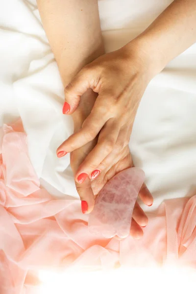 Kosmetolog Różowym Mundurze Medycznym Posiada Narzędzia Kosmetyczne Chińskiego Masażu Gua — Zdjęcie stockowe