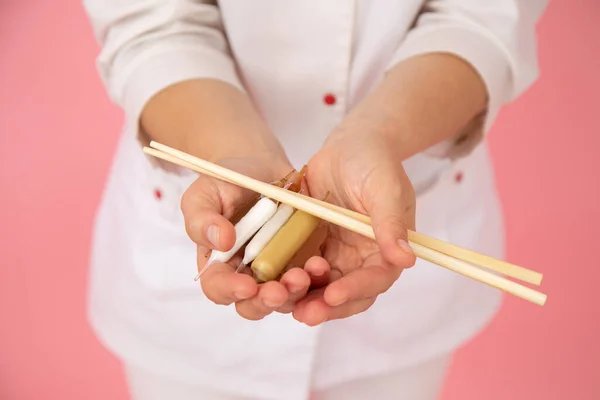 Kosmetikerin Hält Bambus Massagestäbe Und Ein Set Kosmetischer Aromaöle Zur — Stockfoto