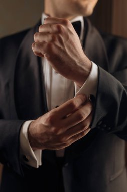  Zarif siyah takım elbiseli beyaz gömlek düğmeleri ilikleyen bir adam. İş adamı konsepti ve giysi iş stili. - Evet. Yüksek kalite fotoğraf