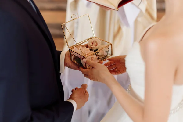 Νιόπαντροι Κρατούν Ένα Κουτί Βέρες Σύμβολο Αγάπης Και Γάμου Έννοια — Φωτογραφία Αρχείου
