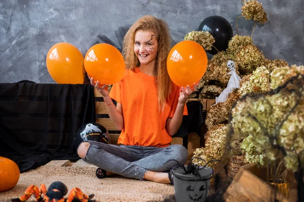 Adolescente Años Entre Decoración Para Vacaciones Halloween Globos Inflables Flores — Foto de Stock