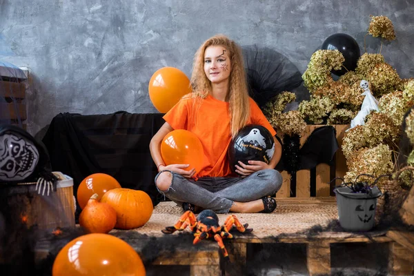Adolescente Años Entre Decoración Para Vacaciones Halloween Globos Inflables Flores —  Fotos de Stock