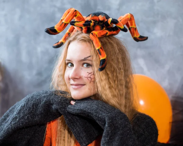 Chica Adolescente Entre Decoración Para Las Vacaciones Halloween Araña Enorme — Foto de Stock