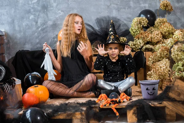 Retrato Entre Decoración Para Las Vacaciones Halloween Dos Niñas Años — Foto de Stock