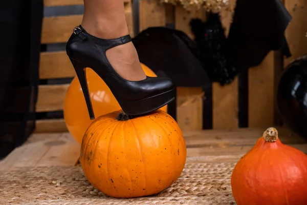 Kvinnans Fot Högklackade Skor Orange Pumpa Halloween Bakgrund — Stockfoto