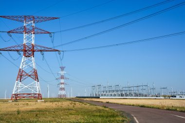 elektrik hatları ve mavi gökyüzü