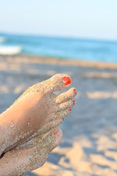 Beine am Sandstrand — Stockfoto