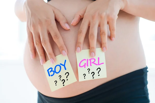 Έγκυος γυναίκα με αυτοκόλλητα αγόρι και κορίτσι — Φωτογραφία Αρχείου