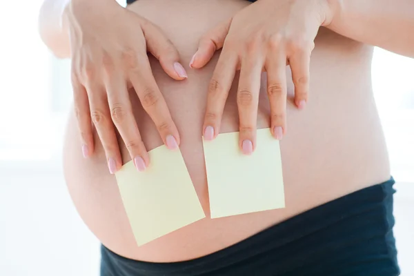 Έγκυος γυναίκα με κενό κίτρινα αυτοκόλλητα — Φωτογραφία Αρχείου