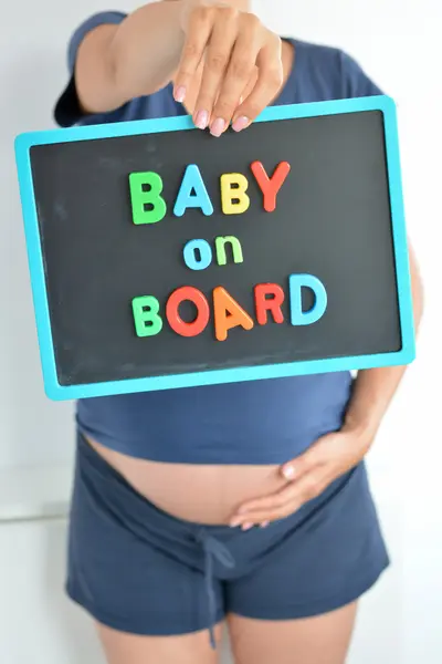 妊娠中の女性の持ち株の黒板 — ストック写真