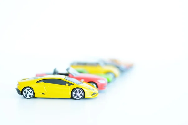 Rangée de voitures colorées — Photo