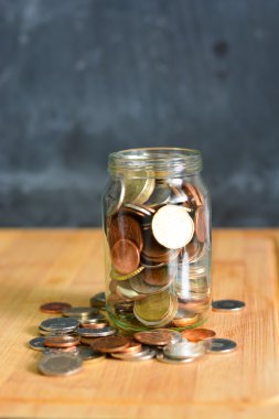 Cam kavanozdaki bozuk paralar