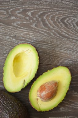 taze olgun avokado yarım