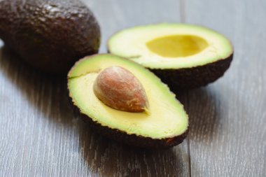 taze olgun avokado yarım