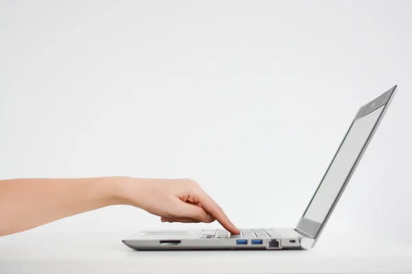 Dedo feminino pressionando teclado botão — Fotografia de Stock