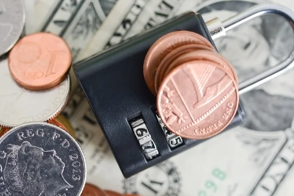 Oszlop érmék hazugság a fekete lakat pénzügyi biztonsági koncepció — Stock Fotó