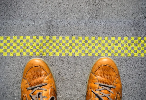 Sepatu dengan garis start kuning — Stok Foto