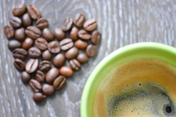 Tazza di caffè e cuore di chicchi di caffè — Foto Stock