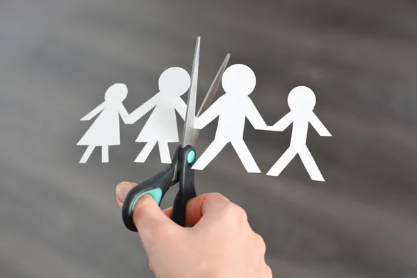 Familjen skilsmässa koncept med mänskliga figurer — Stockfoto