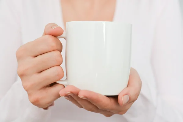 Чашка белого кофе, которую держит женщина — стоковое фото