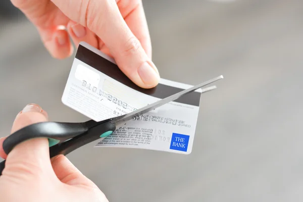 Cartão de banco cortado com tesoura — Fotografia de Stock