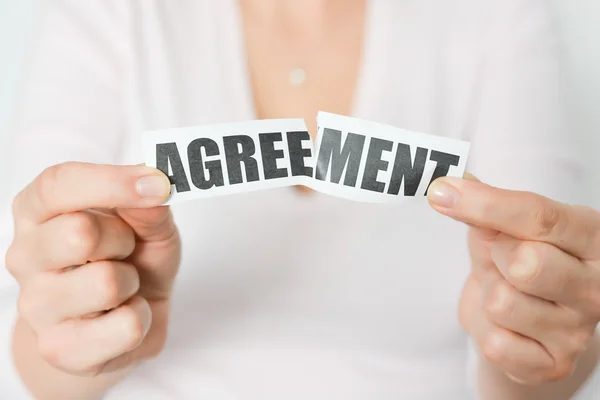 Agreement torn up concept — Stock Photo, Image