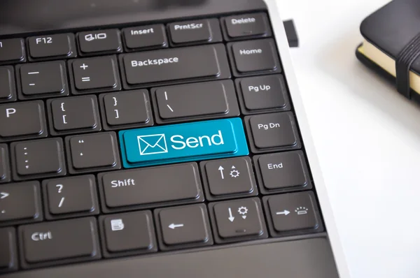 Enviar botão de e-mail no teclado — Fotografia de Stock